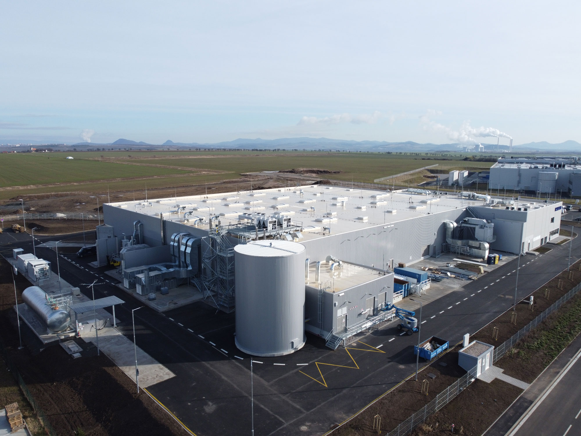 Modern Takenaka factory with sustainable design and technological innovation in a rural setting.