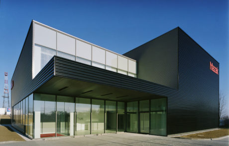 Blick auf die Außenfassade des Yamazaki Mazak Technologiezentrums, Entwurf und Umsetzung durch Takenaka