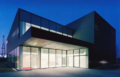 Blick auf das beleuchtete Gebäude mit vielen Fenstern von Yamazaki Mazaks Technologiezentrum