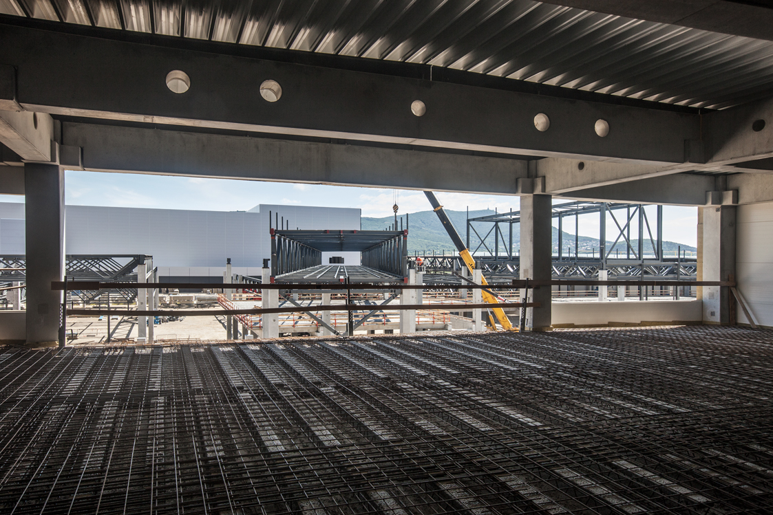 Picture of the Conveyor bridge construction with the landscape in the background.