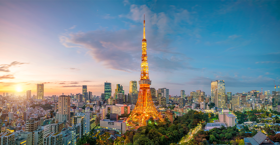 Gesamtaufnahme der Stadt Tokyo in Japan, mit dem Tokyo Tower im Mittelpunkt