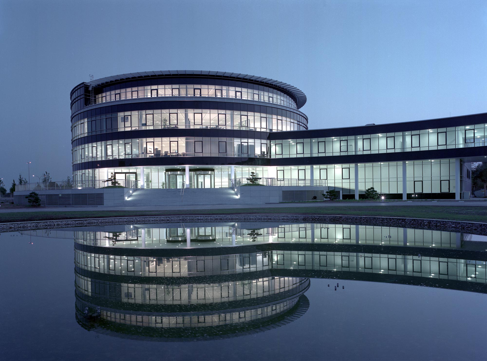 Außenansicht der Hyundaibüros des Hyundai Design Zentrums in Rüsselsheim: Technisches Zentrum Ph.1