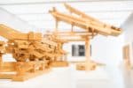 Detailaufnahme eines Modellbaus für ein Gebäude nach Art der japanischen Holzhandwerkskunst