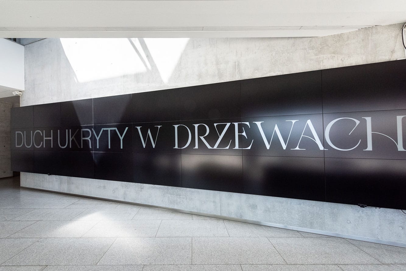 Aufnahme einer Wandgestaltung mit Buchstaben, in der ausstellung im Manggha Museum in Krakau