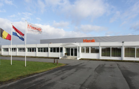 Blick auf die Außenseite des Mazak Showroom und Logistikzentrums, Standort in Haasrode (Belgien)