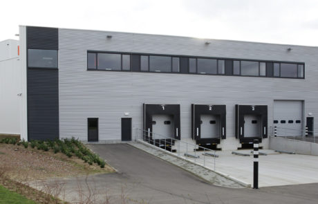 Blick auf die Ein- und Ausfahrt des Mazak Showroom und Logistikzentrums in Belgien