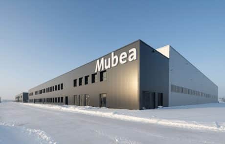 Außenansicht der Fabrikerweiterung Mubea in Polen, errichtet mit Design und Bauausführung von TAKENAKA