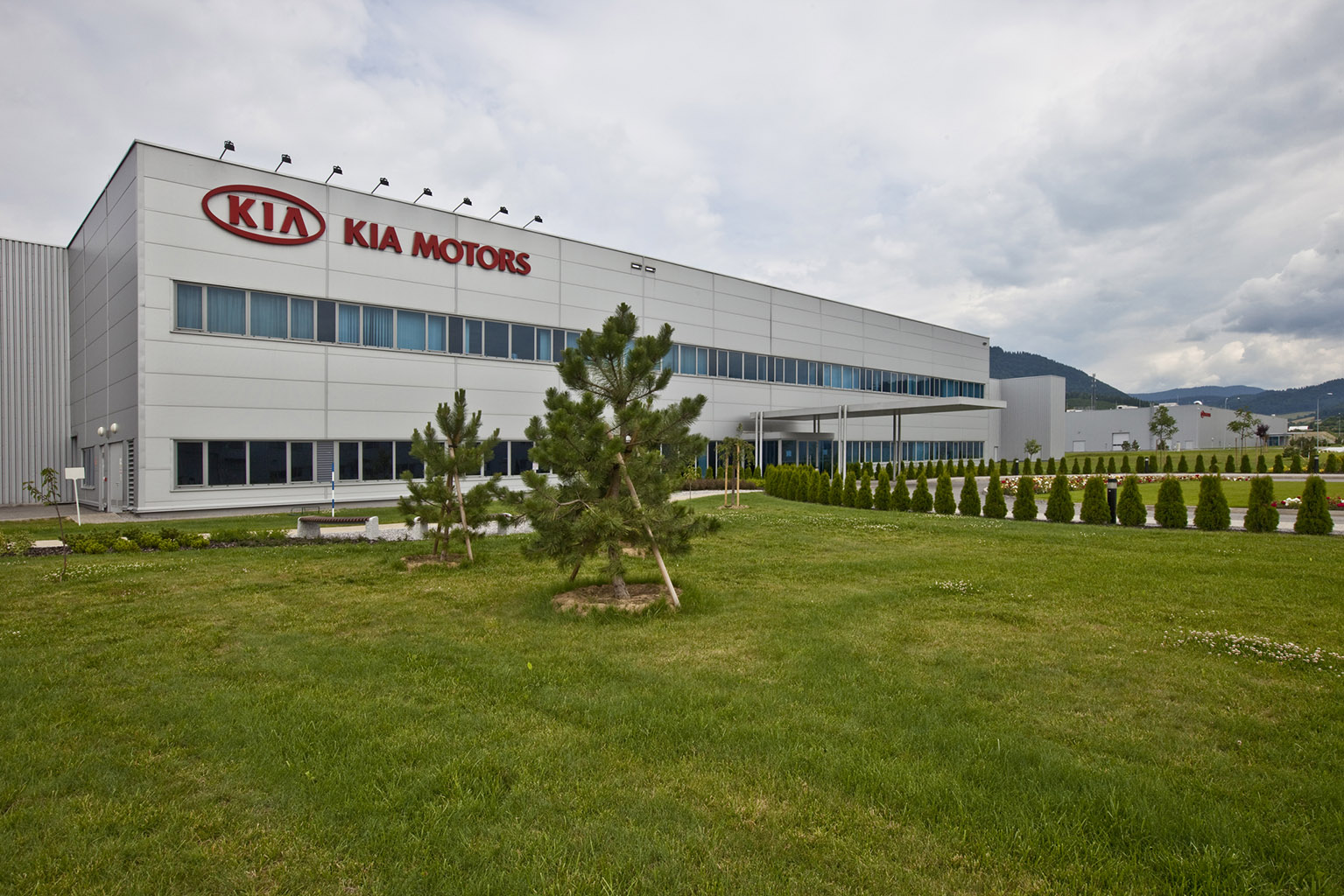 Lateral front view on the Kia Motors Slovakia Enginge Shop Extension, completed by Takenaka 2011