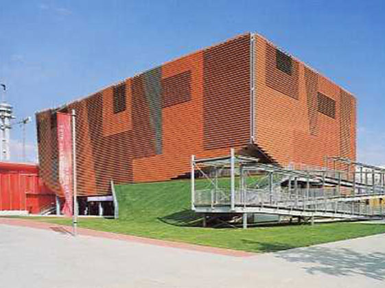 EXPO 2000 Hannover: Koreanischer Pavillon mit roter Fassade, moderner Architektur und grüner Wiese.
